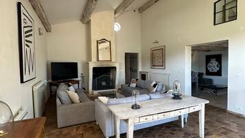 Télévision, table de tennis de table