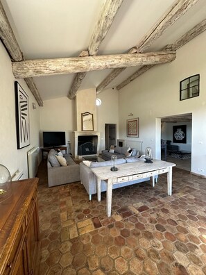 Télévision, table de tennis de table