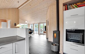 Fridge, stovetop, dishwasher, coffee/tea maker - Amazing home in ålbæk with sauna (Ålbæk)
