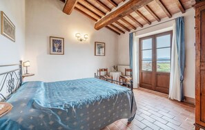 3 bedrooms, travel cot, free WiFi, bed sheets