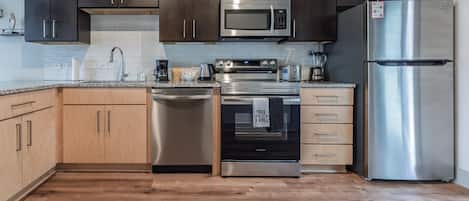 Kühlschrank, Mikrowelle, Ofen, Herdplatte