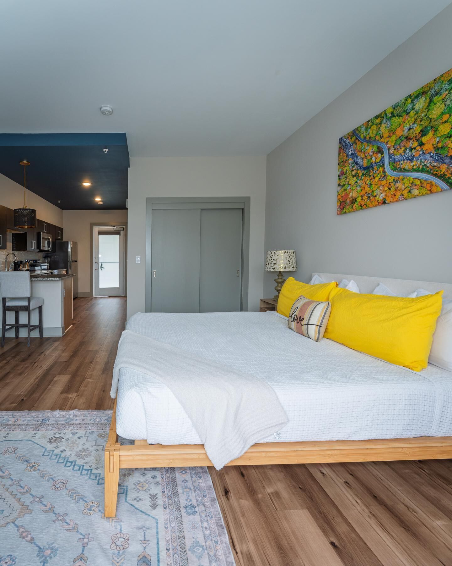 Tabla de planchar con plancha, wifi y ropa de cama 