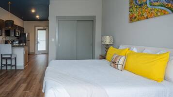 Tabla de planchar con plancha, wifi y ropa de cama