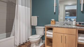 Secador de pelo, toallas, shampoo