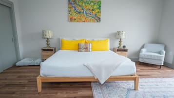 Tabla de planchar con plancha, wifi y ropa de cama