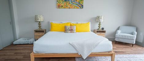 Tabla de planchar con plancha, wifi y ropa de cama