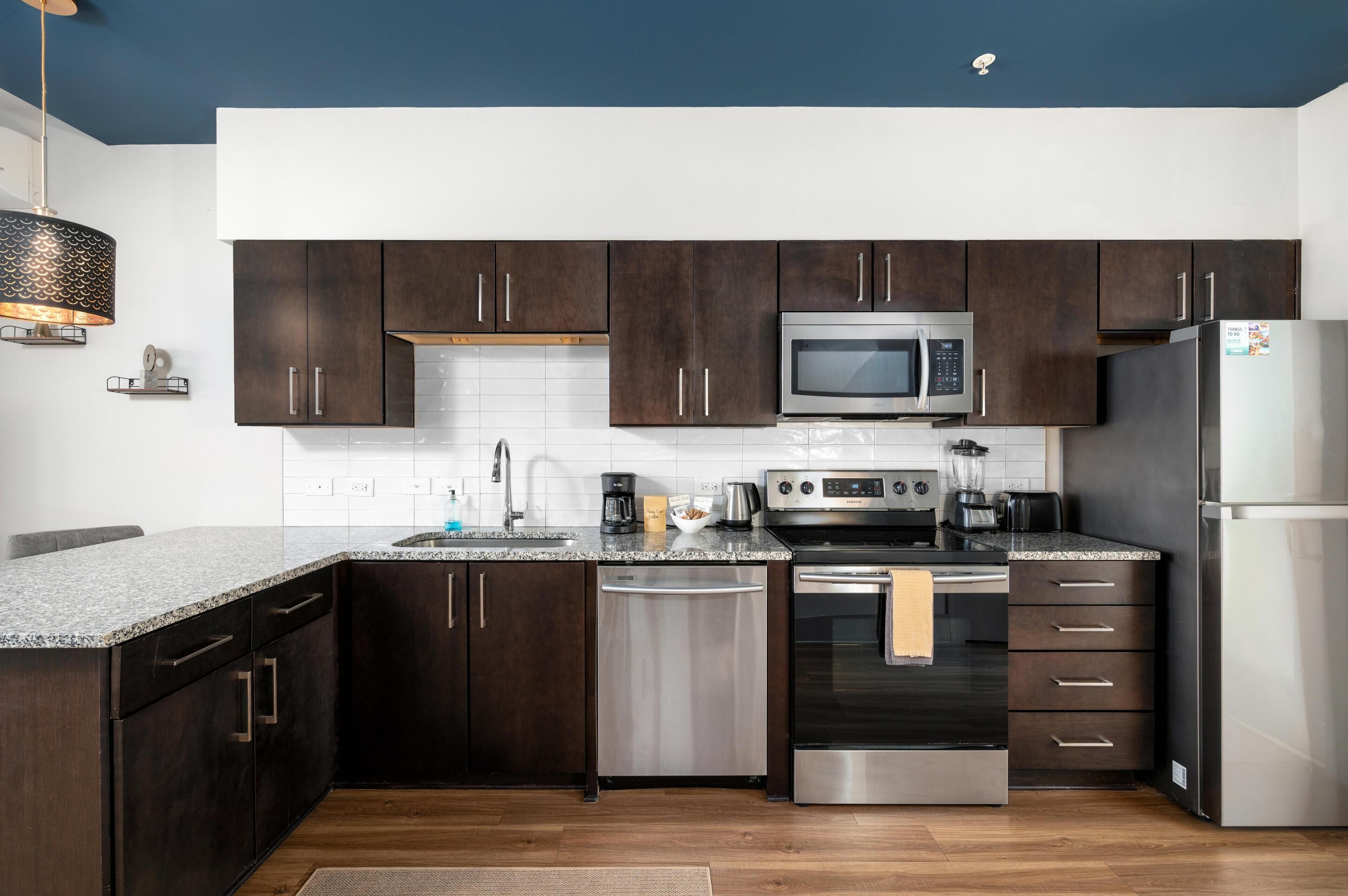 Køleskab, mikrobølgeovn, ovn, kogeplade