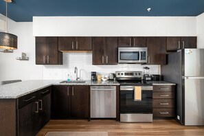 Kylskåp, mikrovågsugn, ugn och spishäll