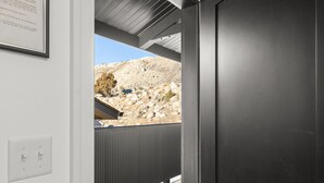Ein modernes Interieur mit einer Tür zu einer Terrass'.