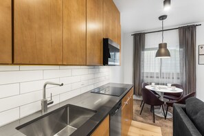 Fridge, microwave, stovetop, dishwasher - Bison Meadow Lodge #6 (Gardiner)
