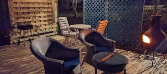 HEY, GET A ROOM! Couples Getaway : Bikes, beach chairs, umbrella :Central locale