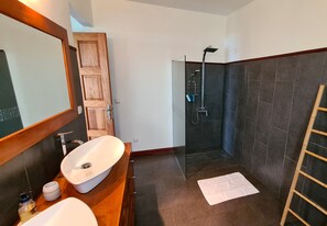 Dusche, Haartrockner, Handtücher, Seife