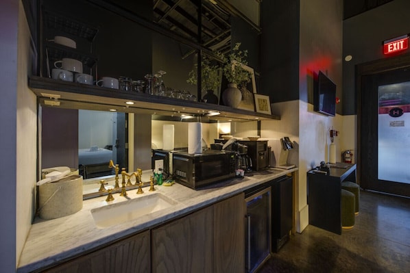 Mikrovågsugn och kaffe- och tebryggare