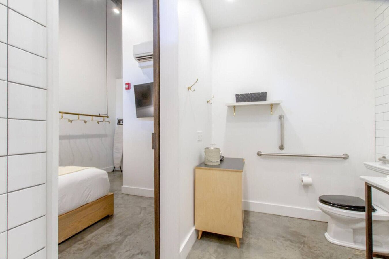 Une salle de bain moderne équipée de toilettes, d’un lavabo et d’une zone douche.