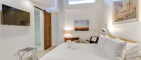 4 bedrooms, desk, iron/ironing board, travel crib