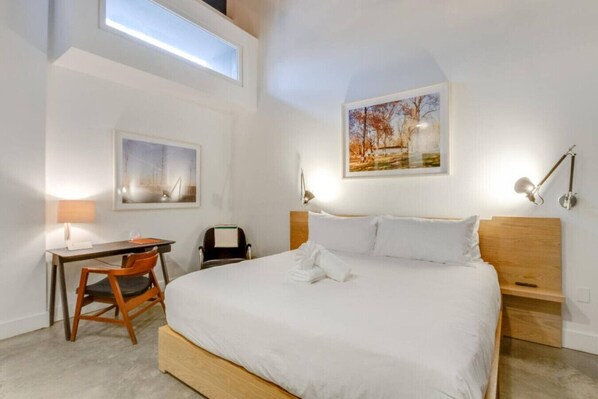 4 habitaciones, escritorio y tabla de planchar con plancha 