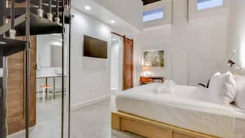 4 sovrum, skrivbord, strykjärn/strykbräda och resesäng