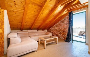 TV, foosball, table tennis - Amazing home in Razanac (Razanac)