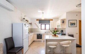 Fridge, microwave, stovetop, dishwasher