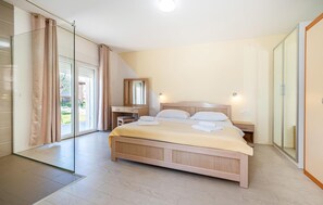 3 bedrooms, travel cot, free WiFi, bed sheets