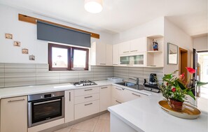 Geladeira, cooktop, lava-louças, cafeteira/chaleira