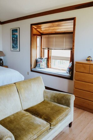 Living area - The Cove House (Shelter Cove)