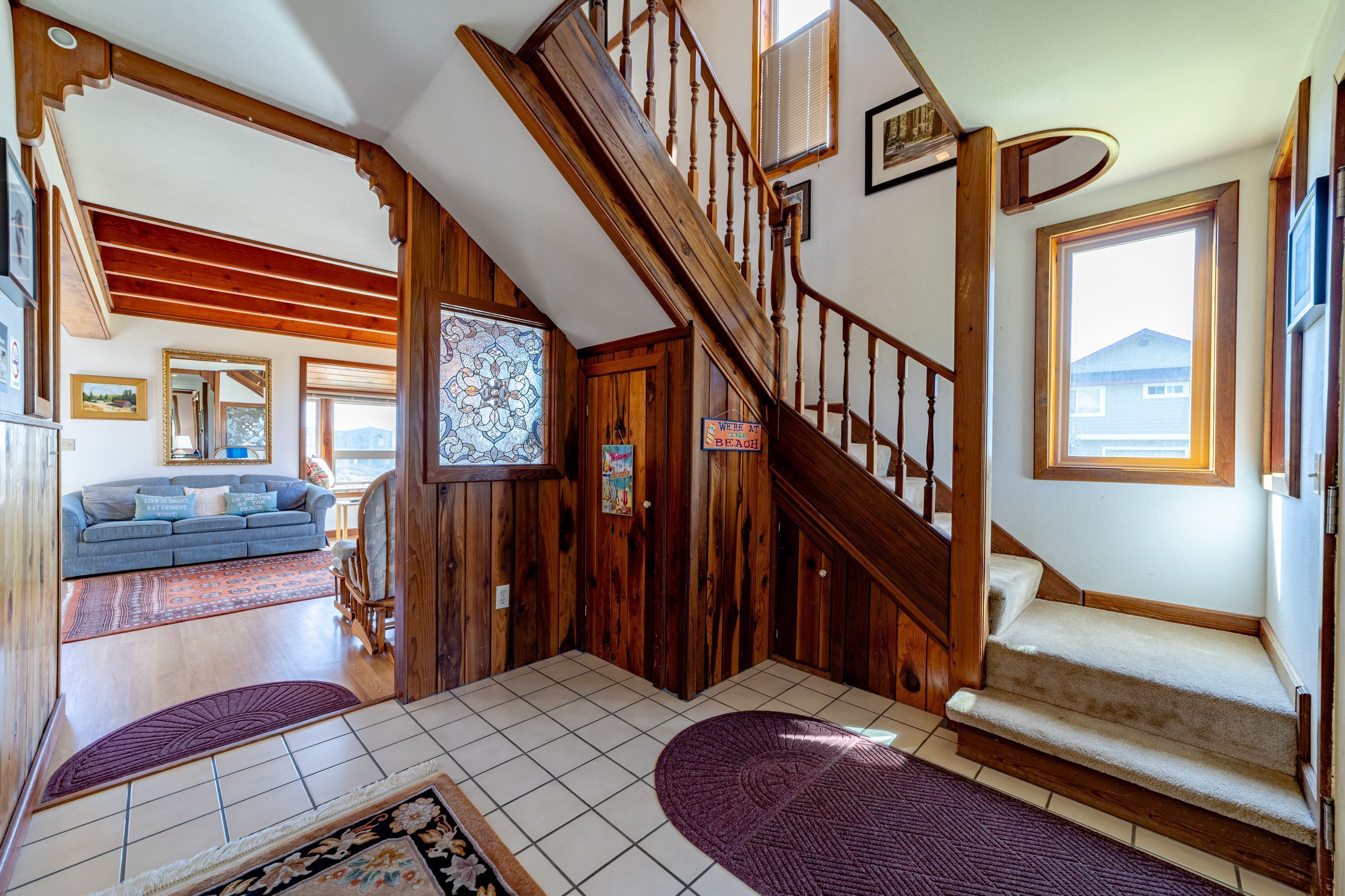 Pet friendly, steps to the ocean. Views of the Pacific from every room