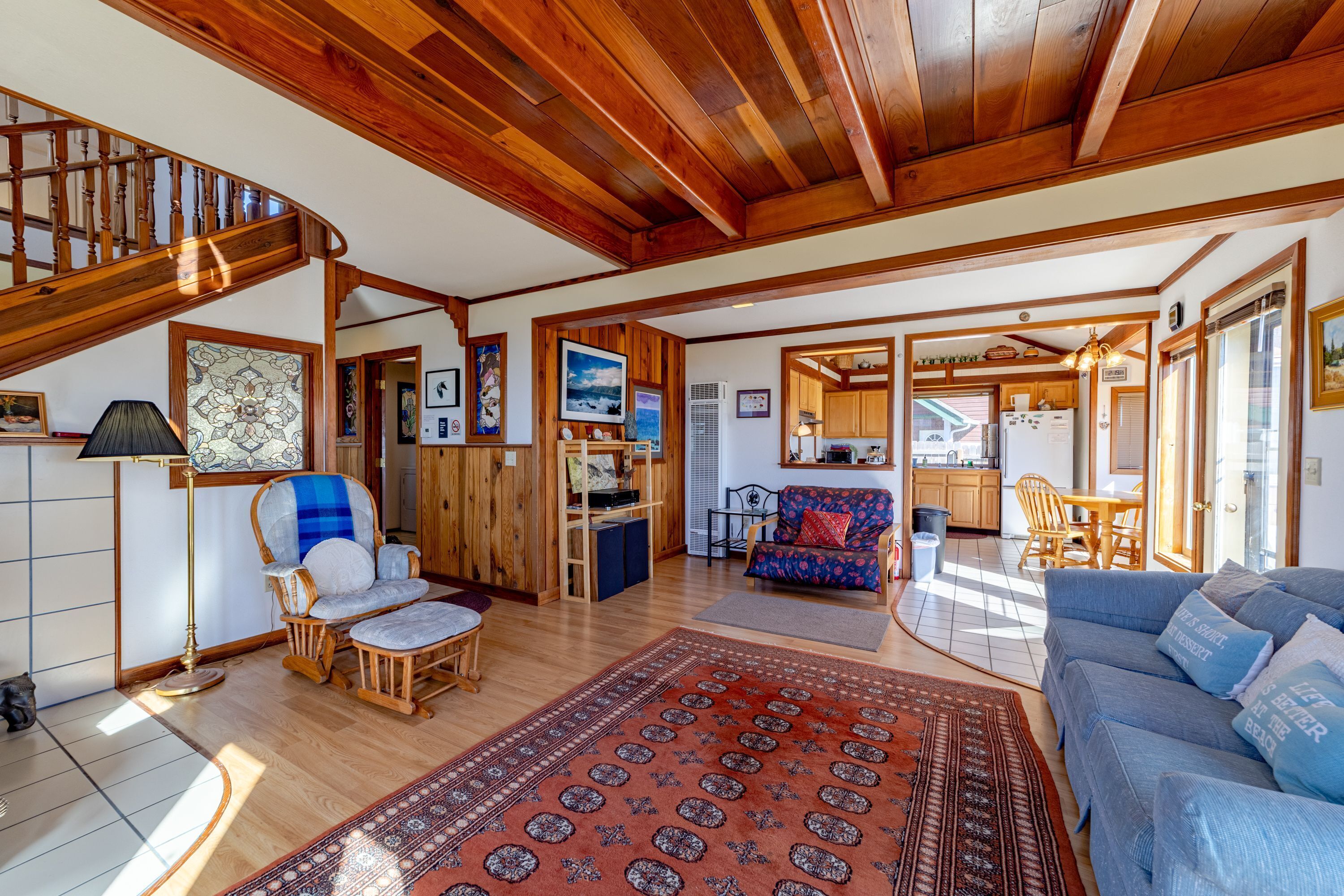 Pet friendly, steps to the ocean. Views of the Pacific from every room