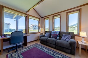 Een smart-tv, een open haard, boeken en een stereo