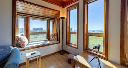 Pet friendly, steps to the ocean. Views of the Pacific from every room