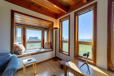 Pet friendly, steps to the ocean. Views of the Pacific from every room