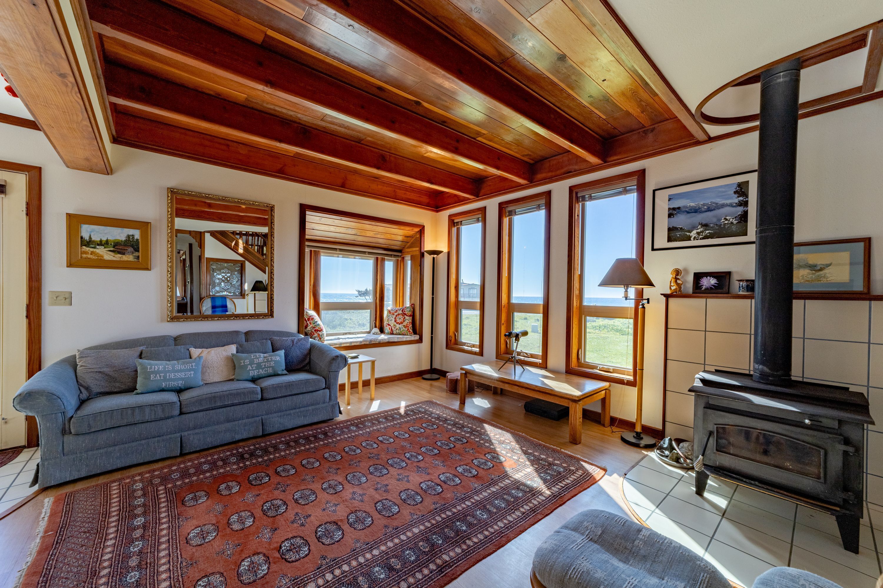 Pet friendly, steps to the ocean. Views of the Pacific from every room