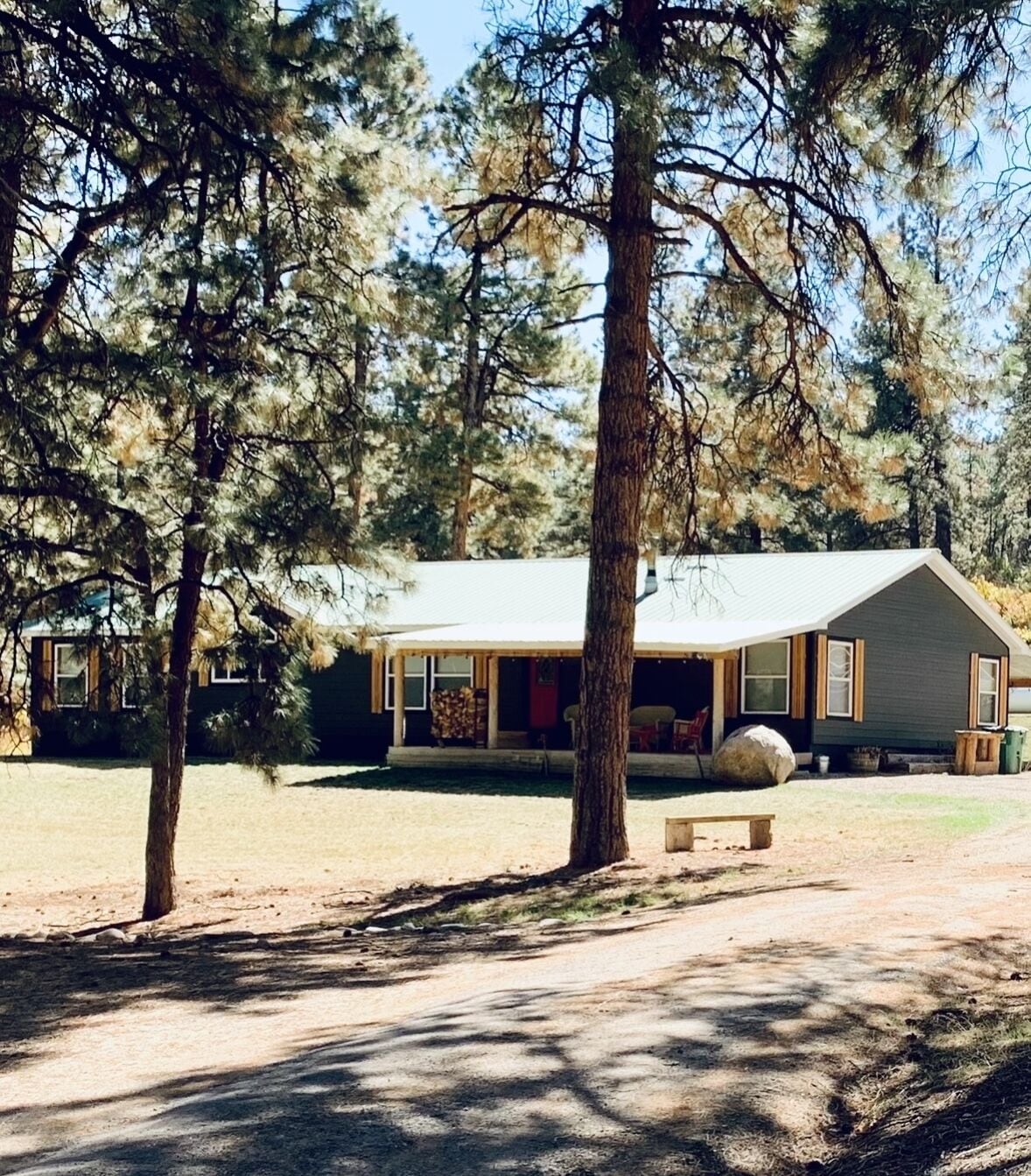 SPACIOUS 4 Bedroom 3 Full Bath Mnt Home, 16 Acres Bordering BLM. Dogs Welcome!