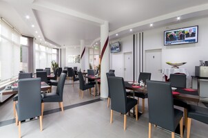 Café da manhã com buffet durante a semana (EUR 10 por pessoa) 