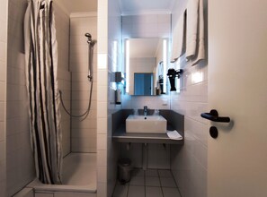 Shower, hair dryer, towels, soap - Turmhotel Rhein Main (Dreieich)