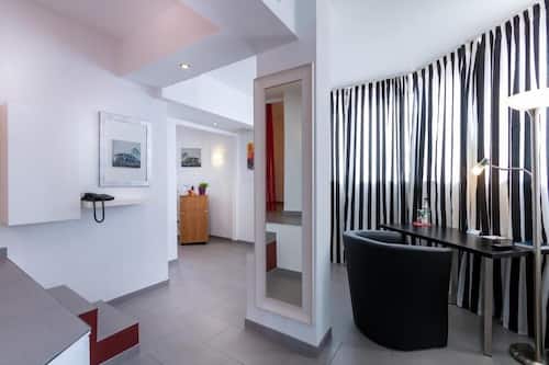 Minibar, escritorio, espacio para trabajar con laptop y insonorización