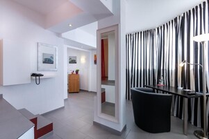 Frigobar, escrivaninha, espaço de trabalho para notebook