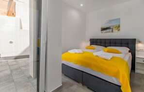 4 bedrooms, iron/ironing board, travel cot, free WiFi - Gorgeous home in Dramalj (Dramalj)