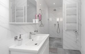 Dusche, kostenlose Toilettenartikel, Haartrockner, Bademäntel