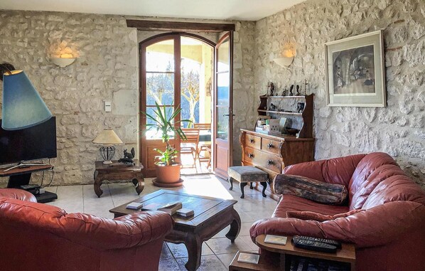 Televisión, reproductor de DVD y estéreo 