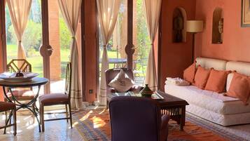 Una televisión, una chimenea, un reproductor de DVD