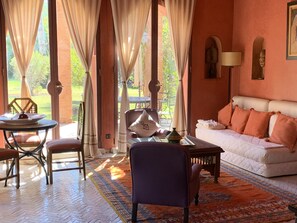 Una televisión, una chimenea, un reproductor de DVD