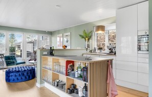 Fridge, oven, dishwasher, coffee/tea maker