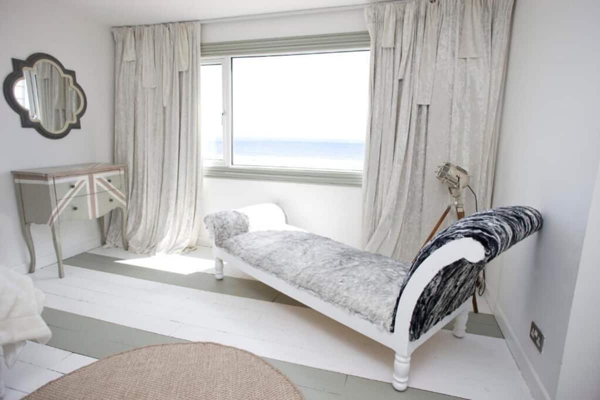 Junior studio suite, uitzicht op zee | 1 slaapkamer, geluiddichte muren, een strijkplank/strijkijzer, reisbedje
