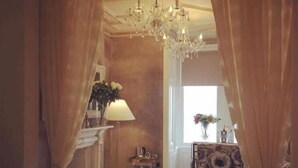 تجهيزات عازلة للصوت ومكواة/لوح كي وسرير سفر وواي فاي مجانًا
