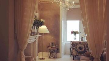 Phòng cách âm, bàn ủi/dụng cụ ủi quần áo, nôi/cũi di động