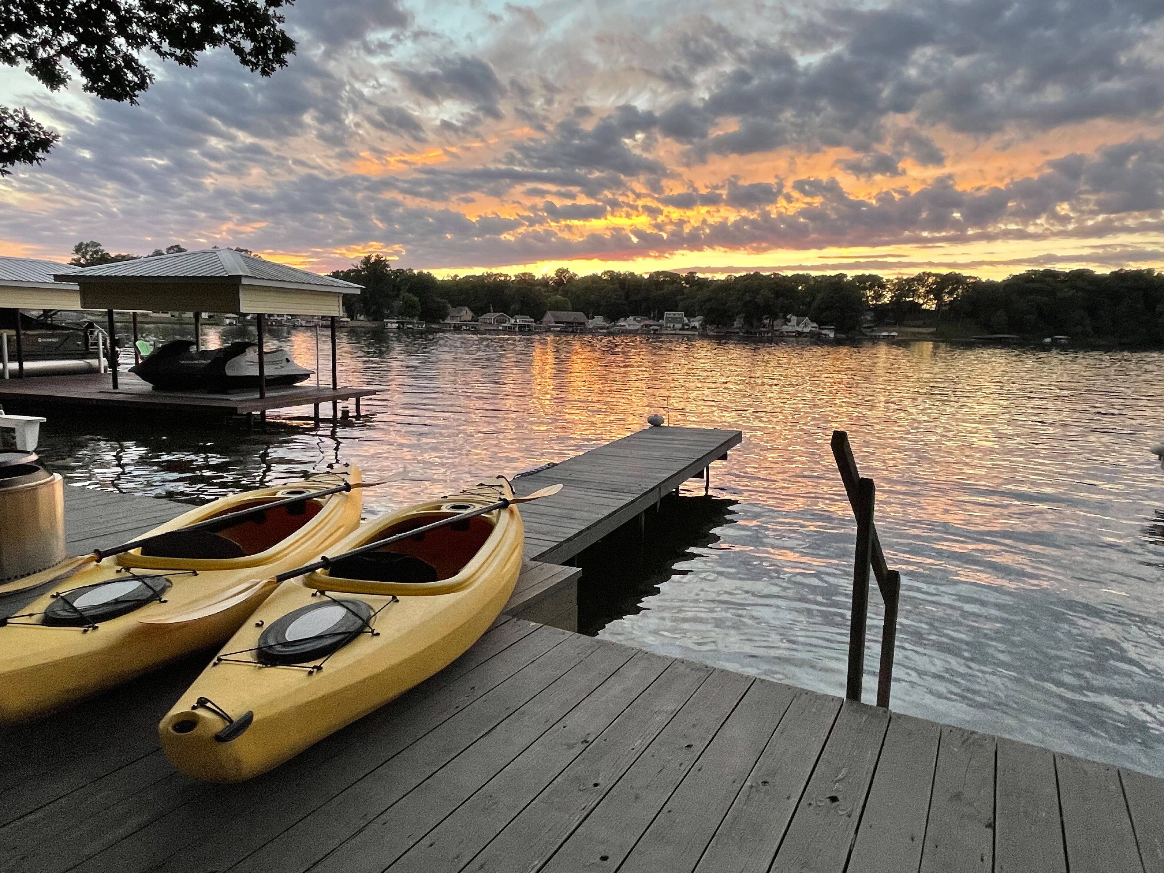 Lakefront Home on Freeman-Swimming-Kayaks-Fishing-Docks and all amenities!