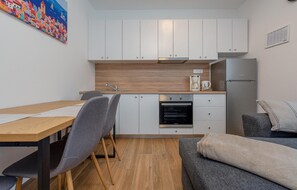 Fridge, oven, stovetop, coffee/tea maker