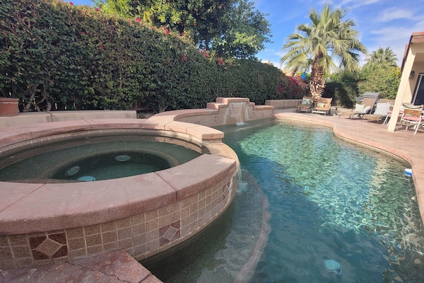 Utendørsbasseng og et oppvarmet basseng