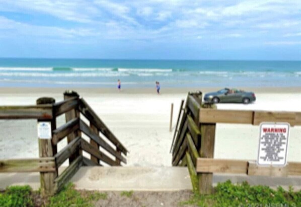 Plage, chaises longues, serviettes de plage